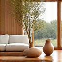 Interno casa moderno con vasi ceramici illuminati da luce calda