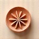 Simbolo di mindfulness con cerchio e foglia su sfondo di argilla