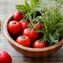 Ciotola di ceramica rustica con frutta fresca e erbe aromatiche