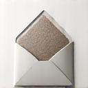 Icona stilizzata di una lettera aperta con motivi astratti simili a texture del vetro e della ceramica.