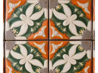 Dettaglio di piastrelle decorative storiche restaurate con precisione