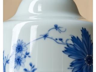 Vaso in porcellana orientale delicatamente restaurato